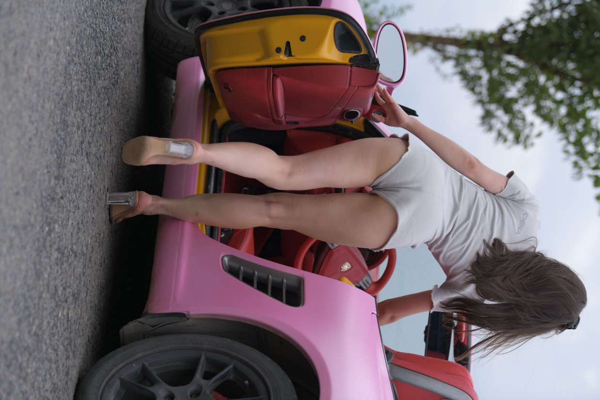 图片[3]-在海边开跑车的连衣短裤女孩【390P】00030-知图屋