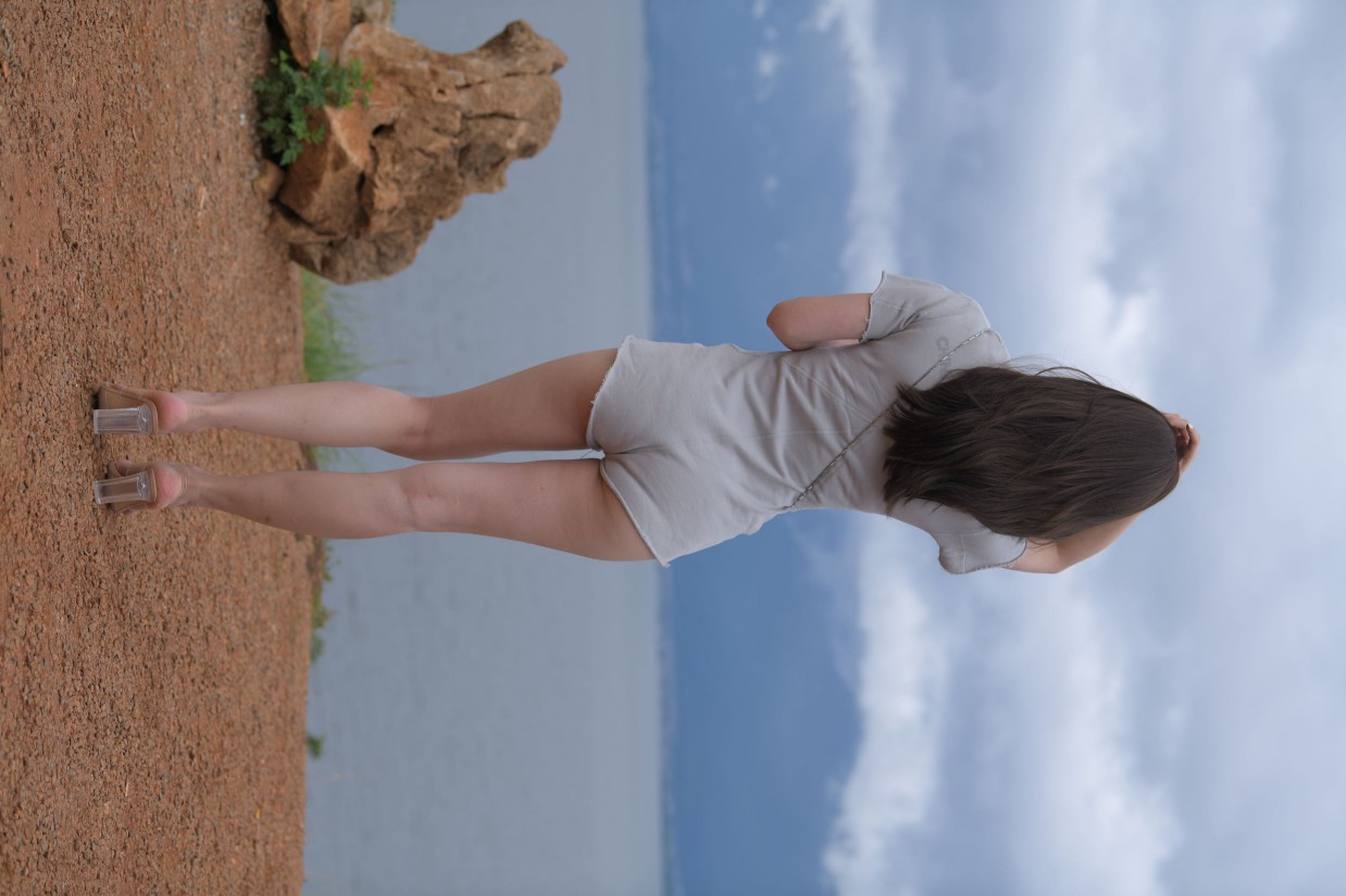 图片[5]-在海边开跑车的连衣短裤女孩【390P】00030-知图屋