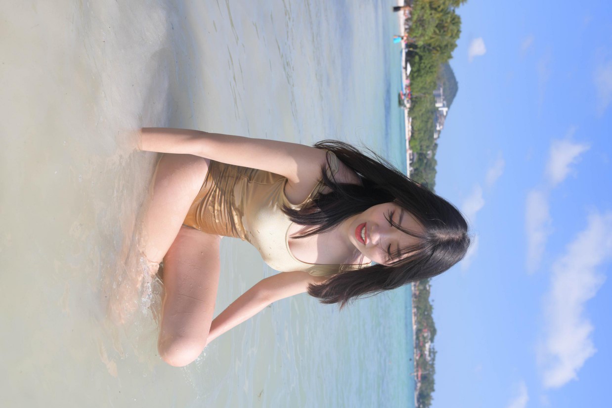 图片[5]-戴太阳帽在海边晒太阳的比基尼女孩【377P】00014-知图屋