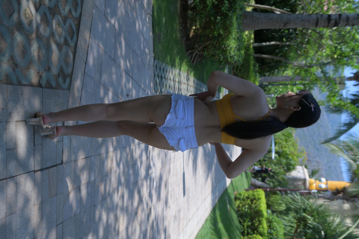 图片[2]-在海南度假的紧身白色短裤女孩【202P】00033-知图屋