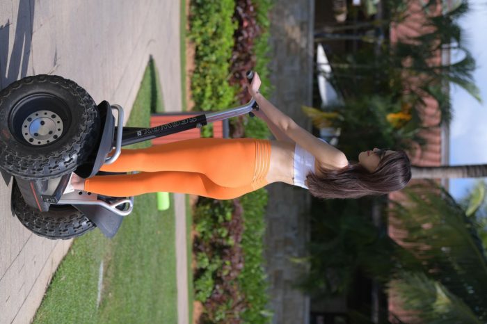 骑着平衡车的橘黄色瑜伽裤妹妹【620P】00054-知图屋