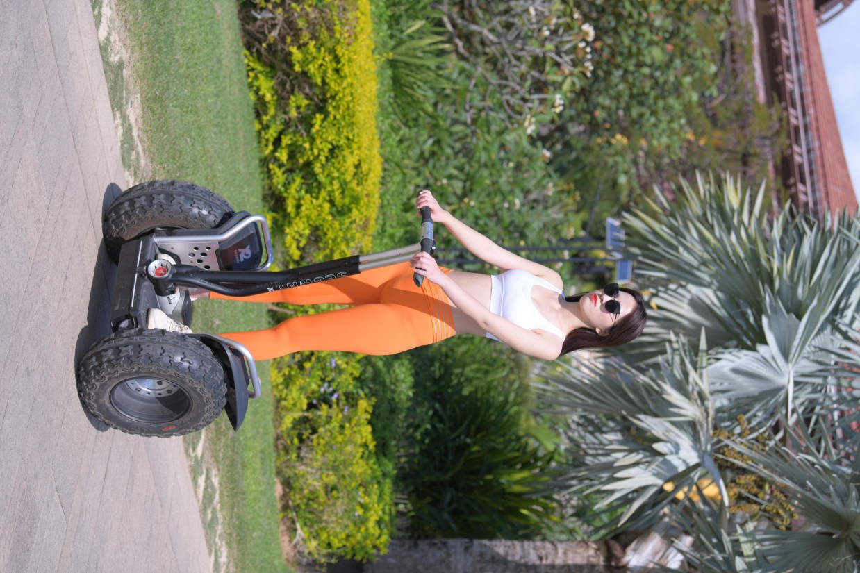 图片[3]-骑着平衡车的橘黄色瑜伽裤妹妹【620P】00054-知图屋