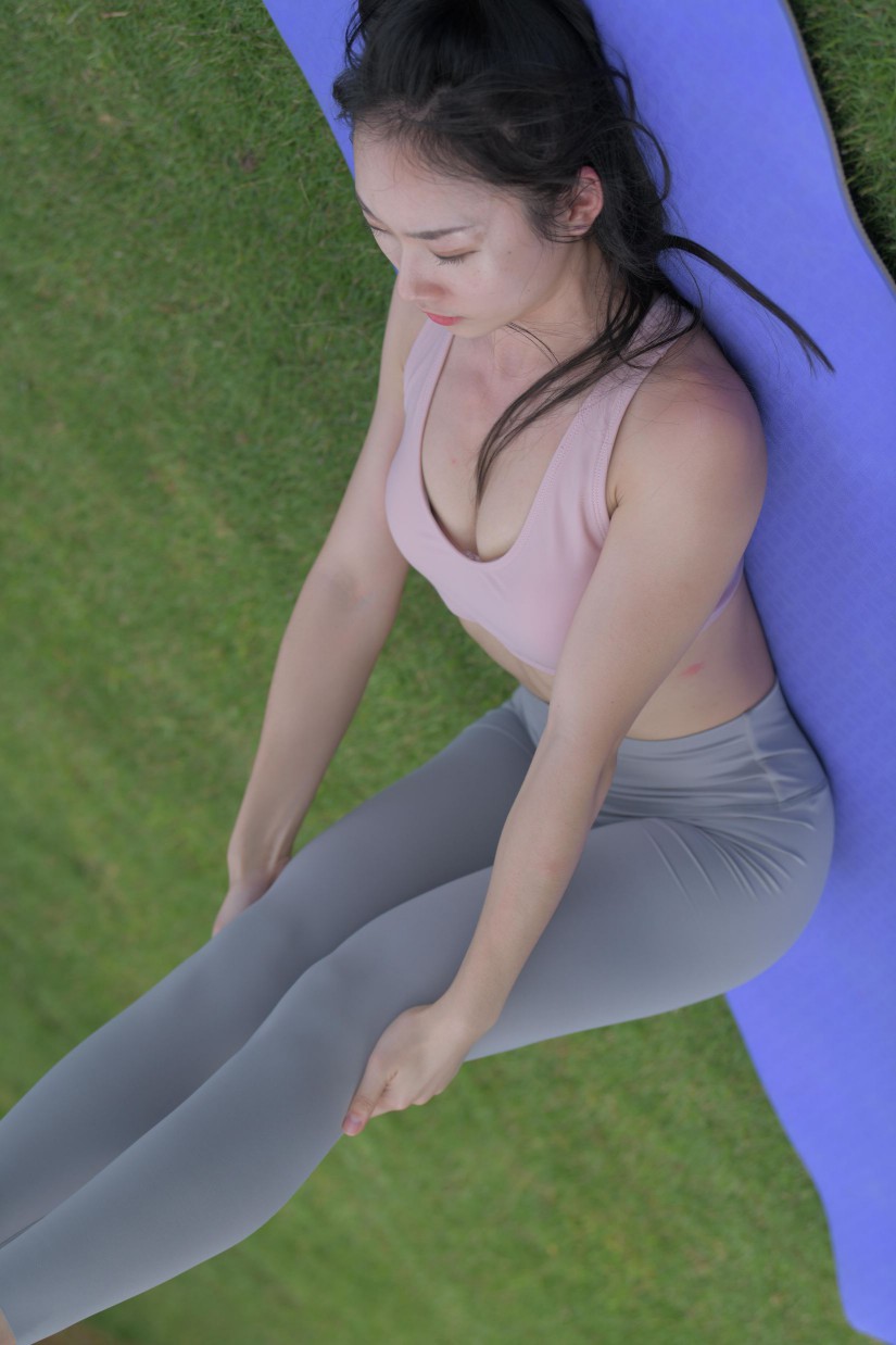 图片[3]-在户外草地上练瑜伽的高马尾女生【235P】00056-知图屋