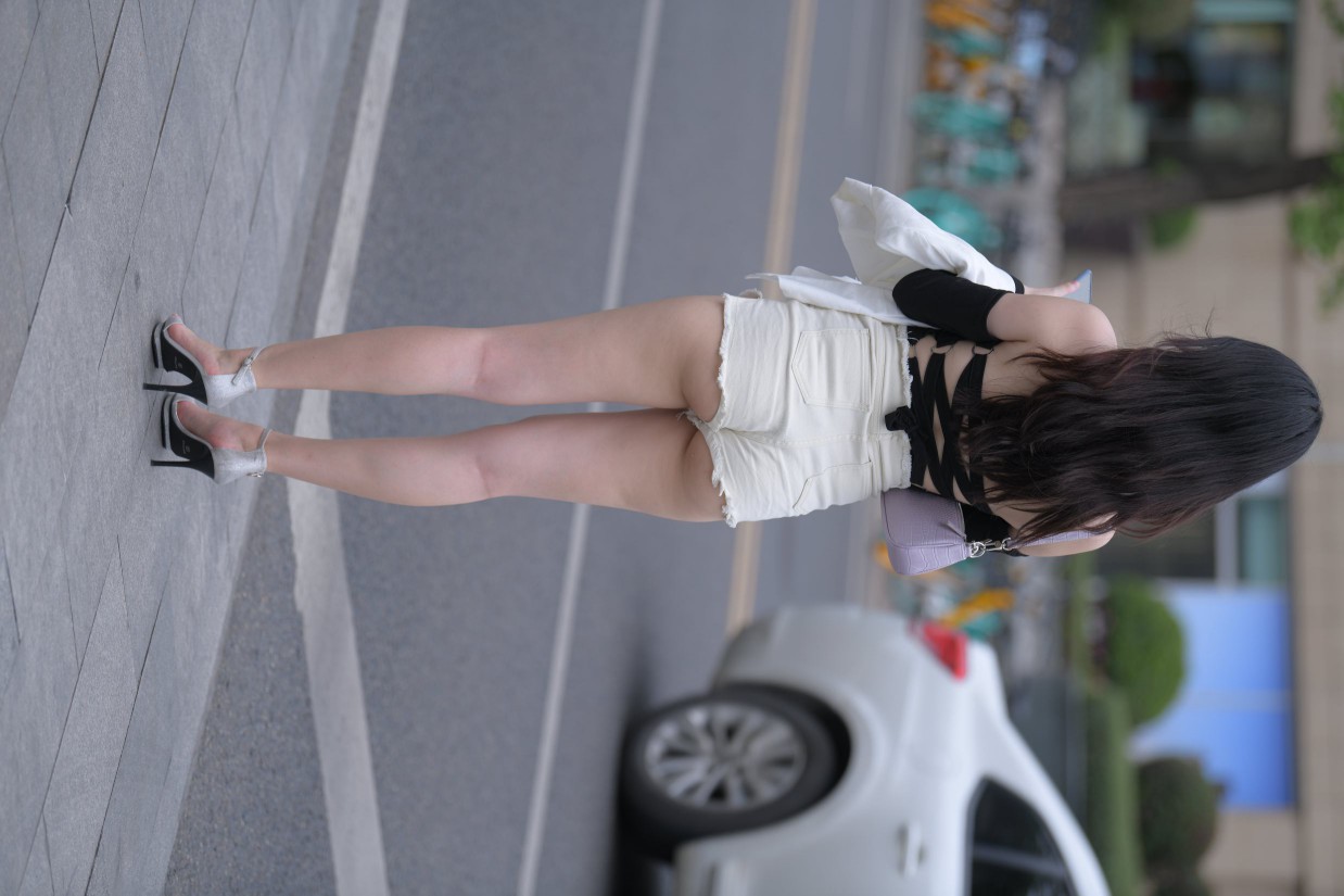 图片[2]-长发飘飘的白色热裤美丽女孩【49P】00029-知图屋