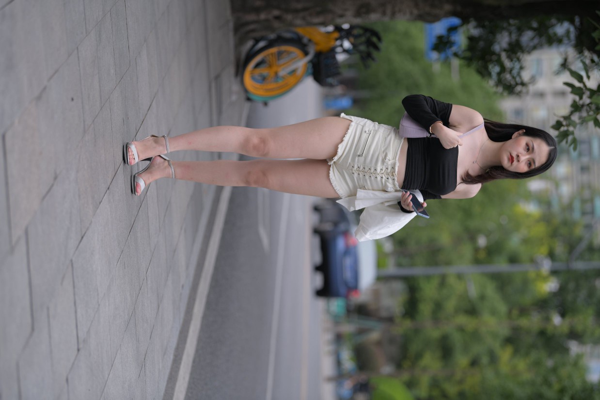 图片[4]-长发飘飘的白色热裤美丽女孩【49P】00029-知图屋