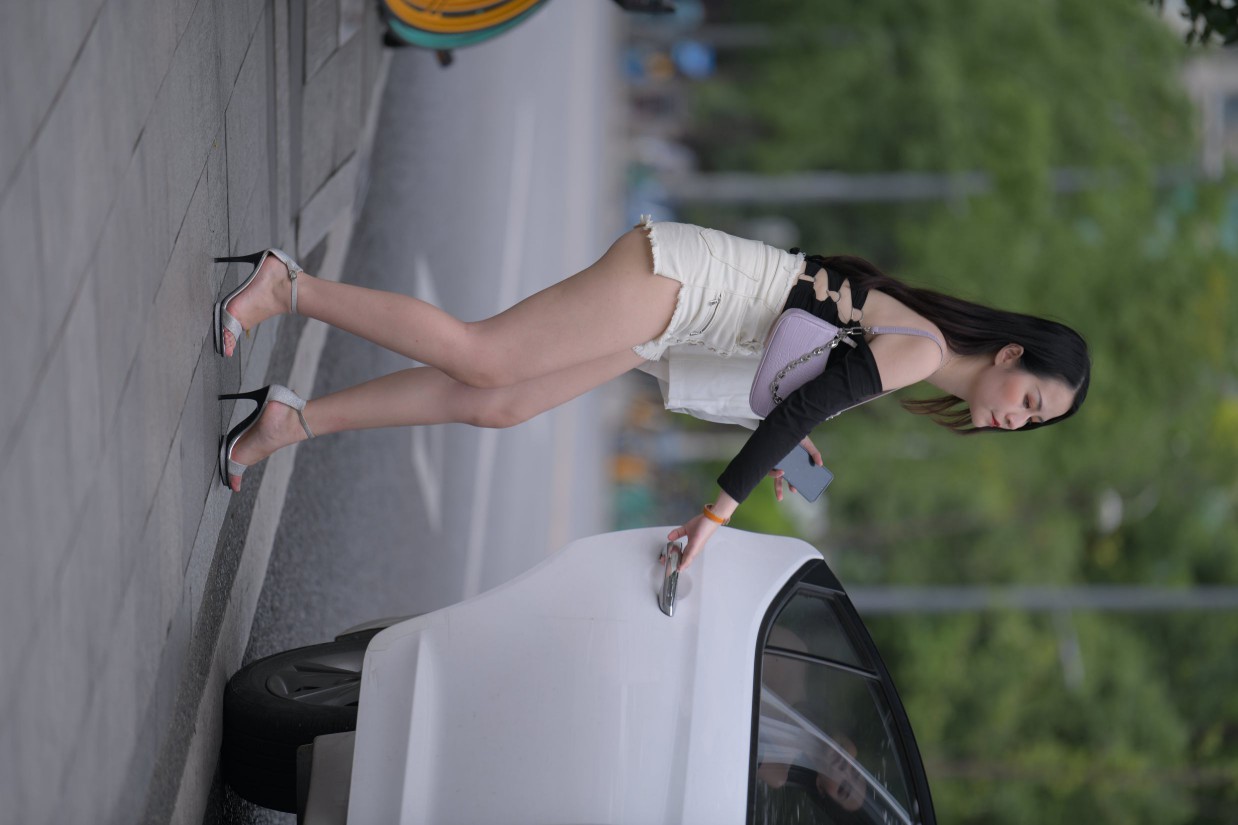 图片[6]-长发飘飘的白色热裤美丽女孩【49P】00029-知图屋