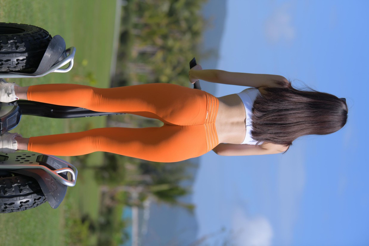 图片[4]-骑着平衡车的橘黄色瑜伽裤妹妹【620P】00054-知图屋