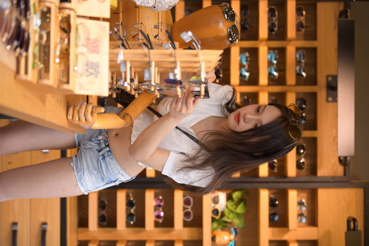 图片[4]-头戴花环的南方姑娘身穿紧身牛仔短裤【161P】00028-知图屋