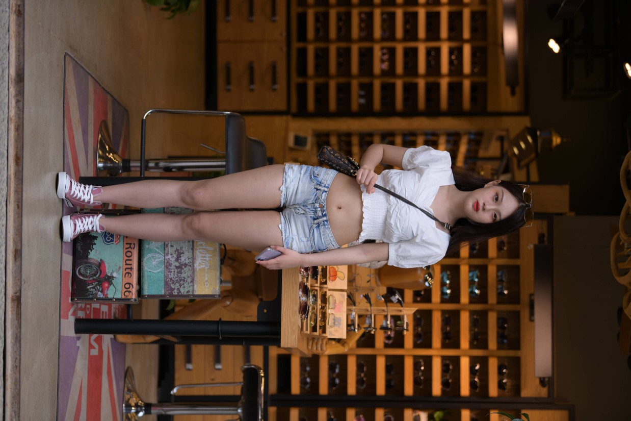 图片[6]-头戴花环的南方姑娘身穿紧身牛仔短裤【161P】00028-知图屋