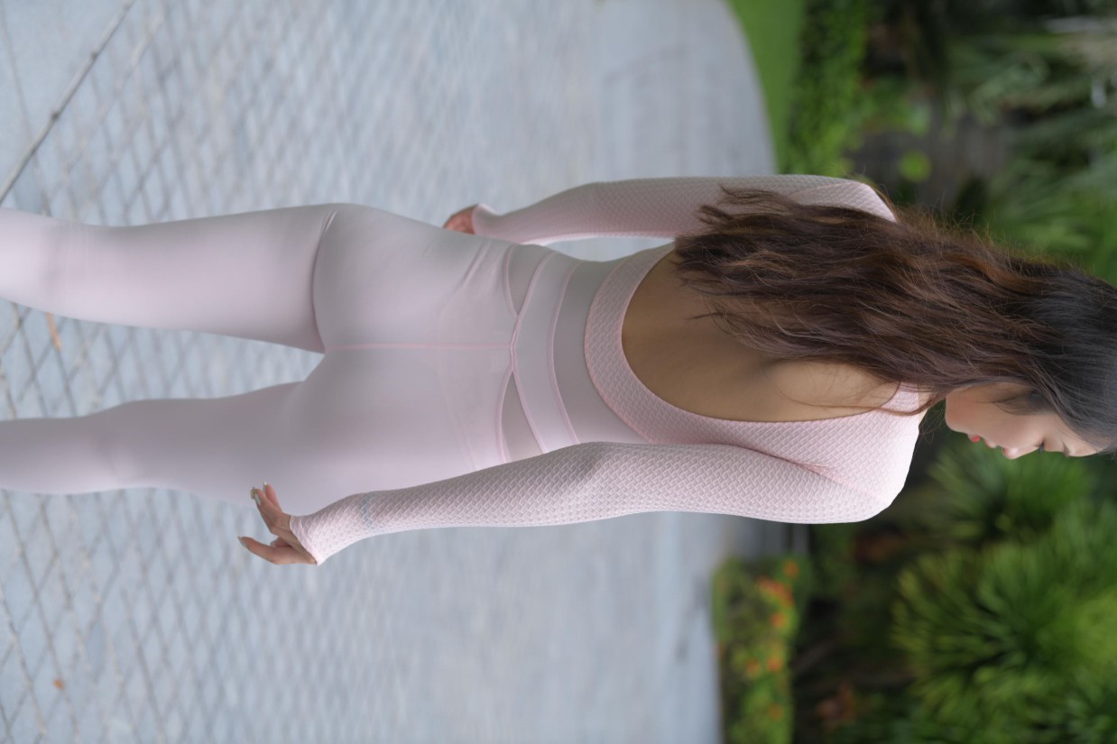 图片[4]-很漂亮眼睛也很大的白色瑜伽裤女孩【249P】00063-知图屋