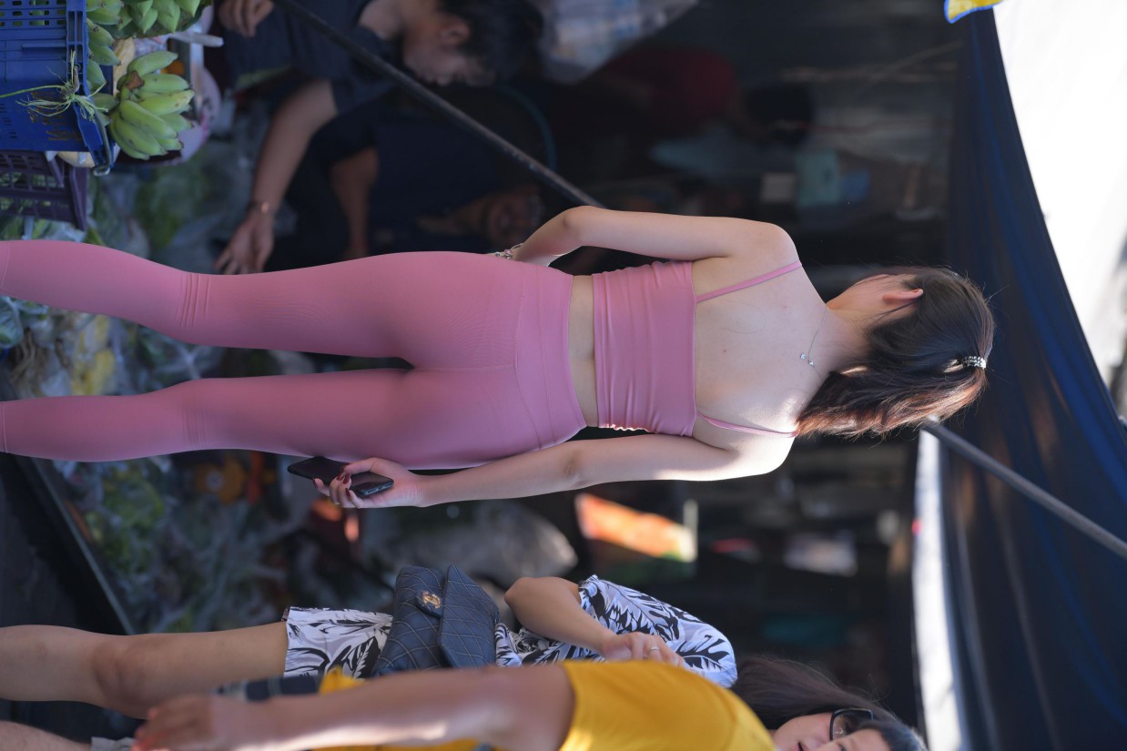 图片[3]-粉色的甜美瑜伽裤女孩在逛街【372P】00057-知图屋