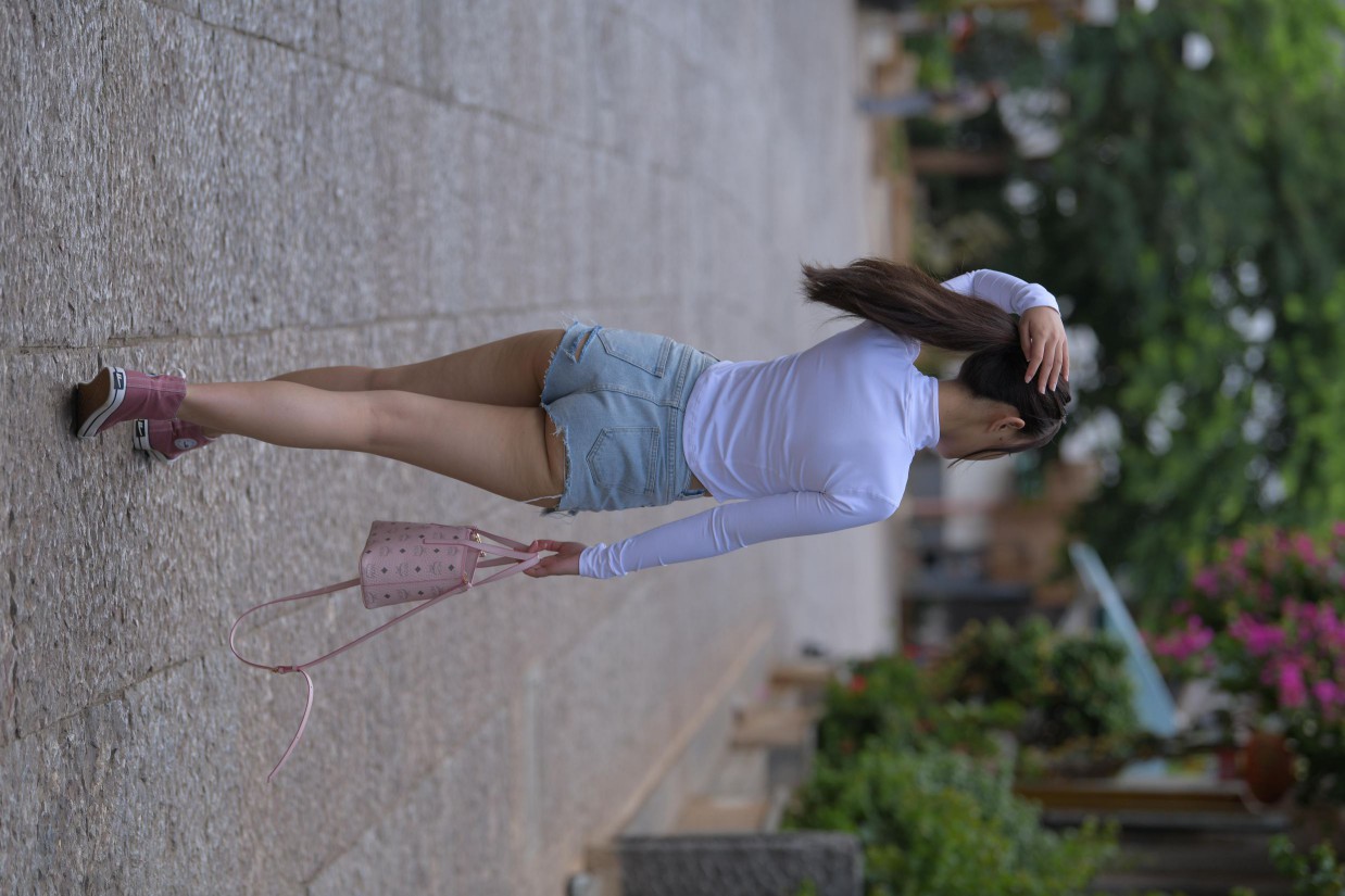 图片[2]-紧身牛仔短裤骑自行车的漂亮女孩【588P】00053-知图屋