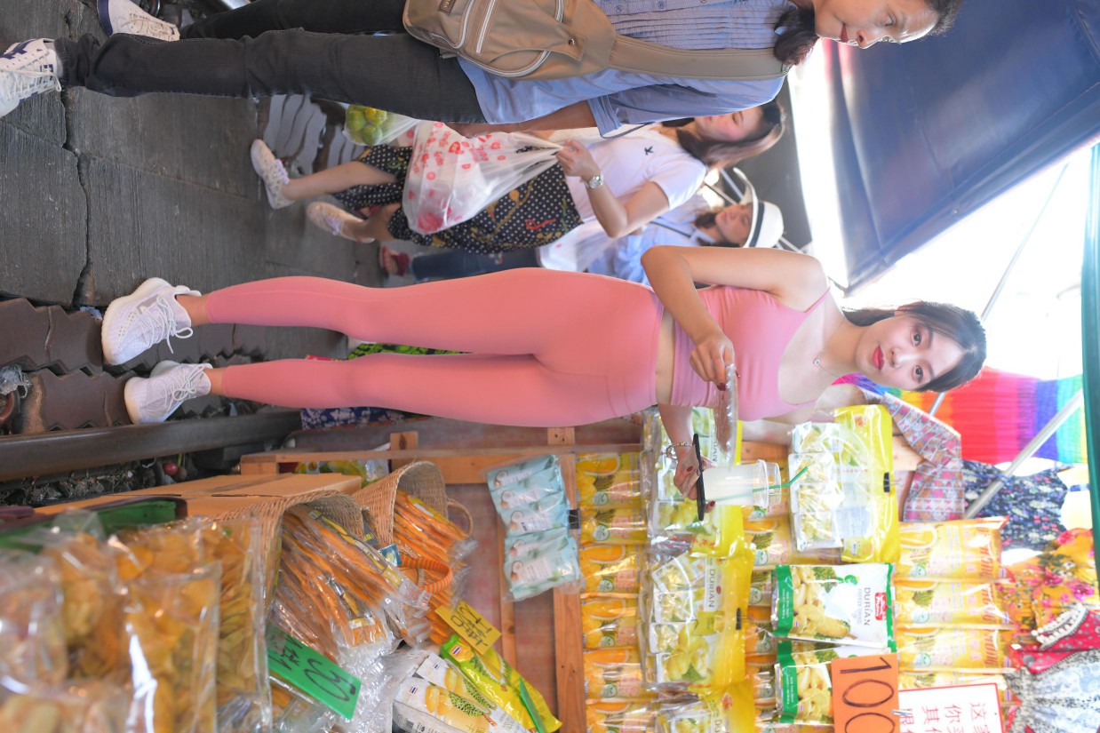 图片[4]-粉色的甜美瑜伽裤女孩在逛街【372P】00057-知图屋