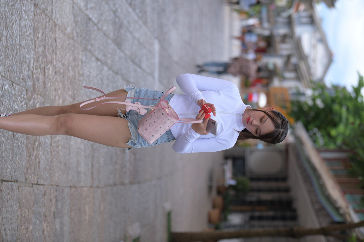 图片[3]-紧身牛仔短裤骑自行车的漂亮女孩【588P】00053-知图屋