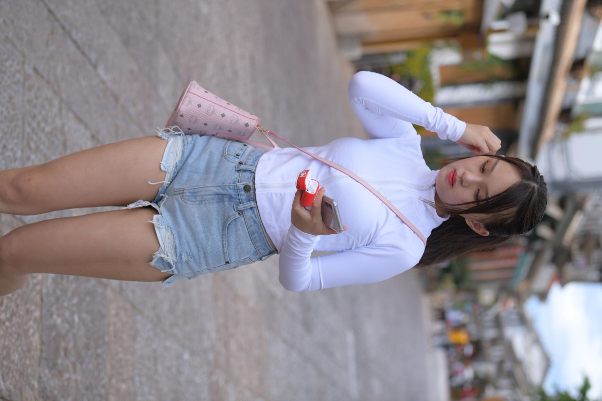 图片[4]-紧身牛仔短裤骑自行车的漂亮女孩【588P】00053-知图屋