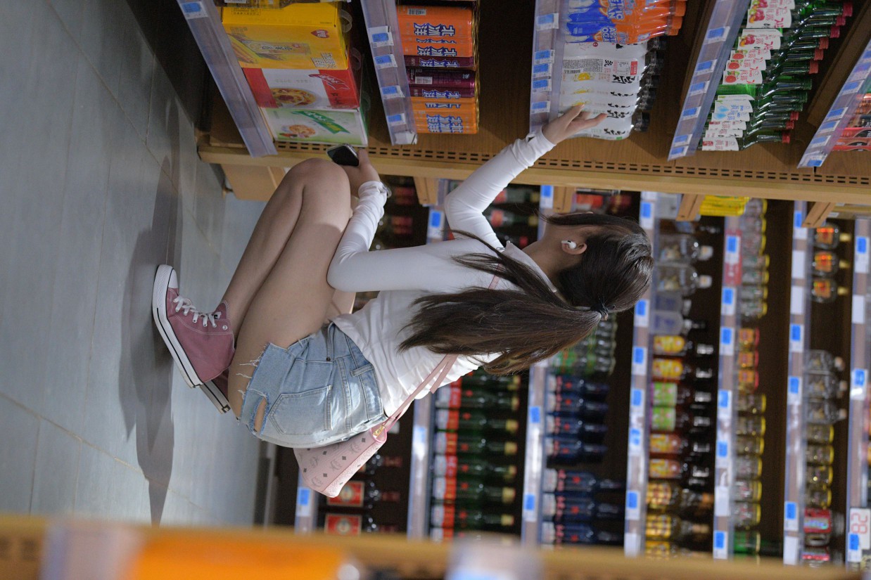 图片[5]-紧身牛仔短裤骑自行车的漂亮女孩【588P】00053-知图屋