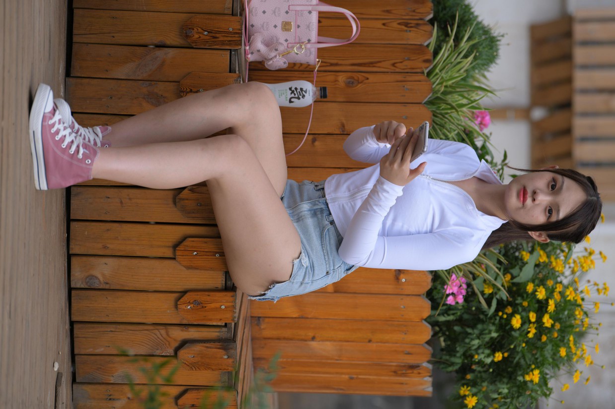 图片[7]-紧身牛仔短裤骑自行车的漂亮女孩【588P】00053-知图屋