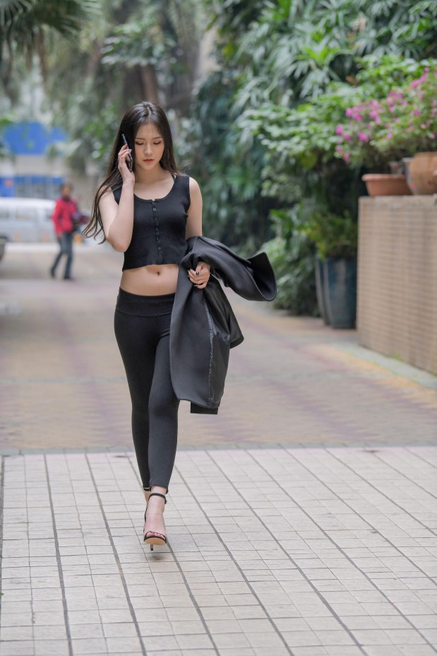 图片[4]-喝奶茶的黑色瑜伽裤长发姑娘【376P】00055-知图屋