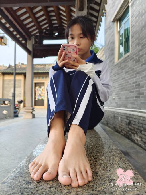 图片[4]-【免费】专心致志玩手机的女孩【42P】20028-知图屋