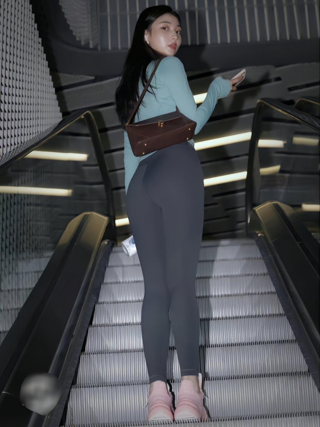 图片[1]-晚上逛商场的瑜伽裤漂亮女孩J2244 225P2V-15.1GB-知图屋