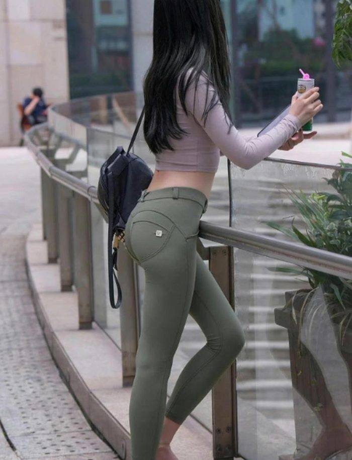 图片[1]-紧身牛仔裤身材很好的女人 J2060 529P1V-20.3GB-知图屋