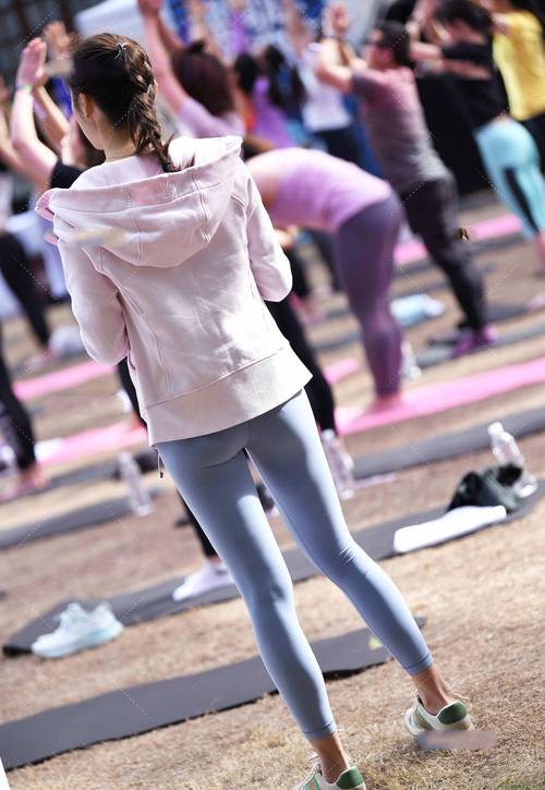 在广场看热闹的瑜伽裤女人-知图屋