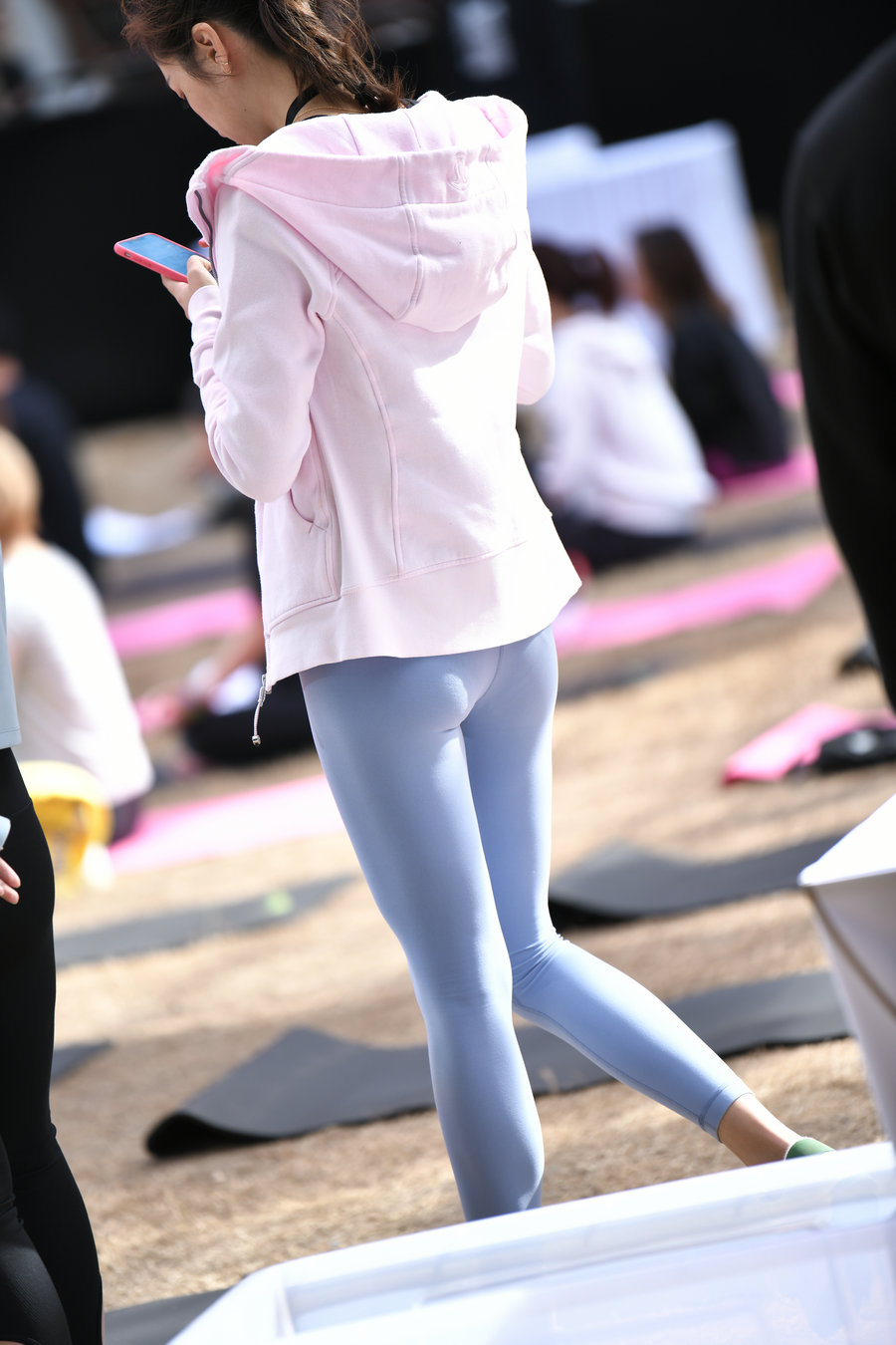 图片[3]-在广场看热闹的瑜伽裤女人-知图屋