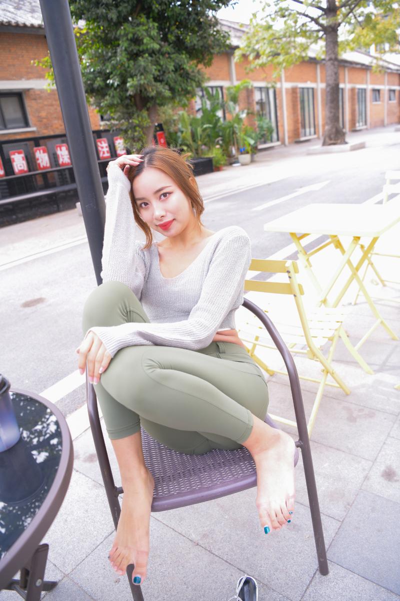 图片[3]-非常可爱的瑜伽裤女孩坐在凳子上 J1520 998P1V-26.5GB-知图屋