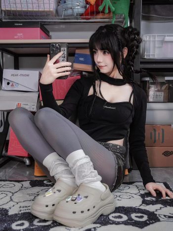 图片[8]-牛仔热裤+灰丝姑娘玩自拍-知图屋