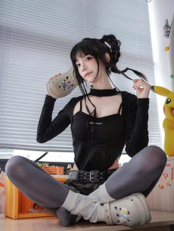 图片[5]-牛仔热裤+灰丝姑娘玩自拍-知图屋