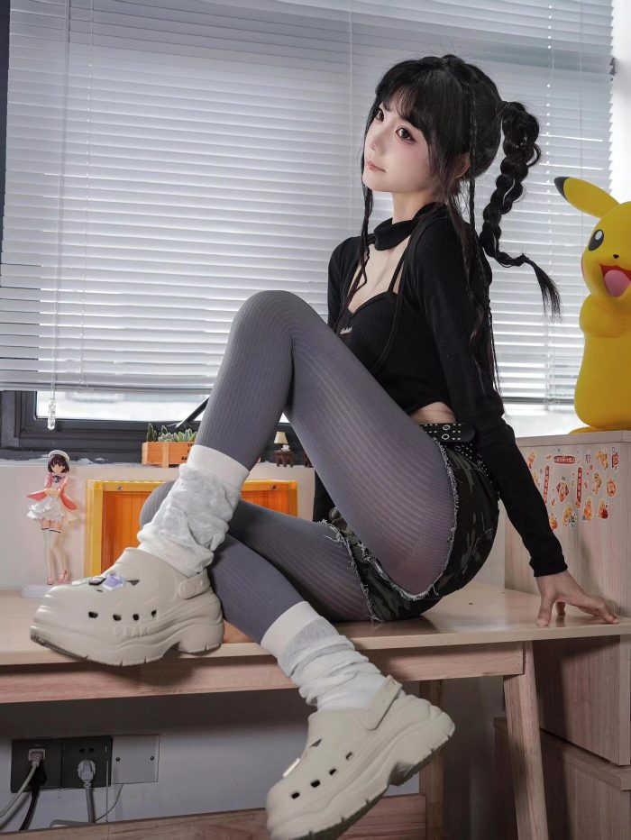 牛仔热裤+灰丝姑娘玩自拍-知图屋