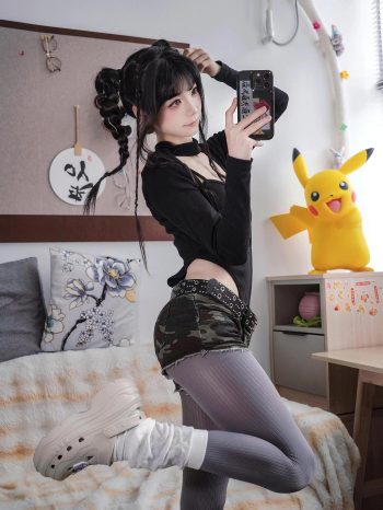 图片[2]-牛仔热裤+灰丝姑娘玩自拍-知图屋