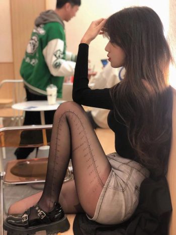 图片[1]-牛仔短裤+黑丝，太好看了吧-知图屋