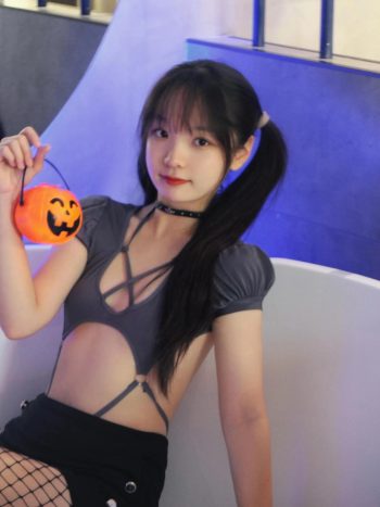 图片[5]-网格丝袜的清纯双马尾小姑娘-知图屋