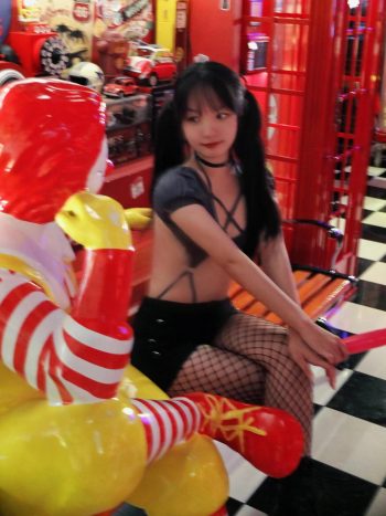 图片[3]-网格丝袜的清纯双马尾小姑娘-知图屋