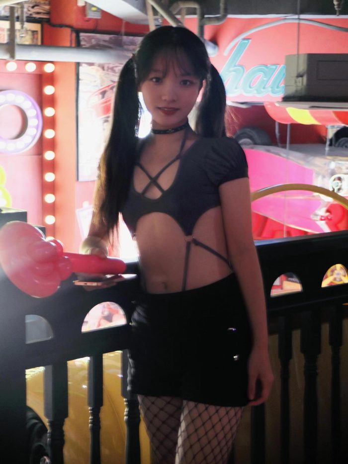 网格丝袜的清纯双马尾小姑娘-知图屋