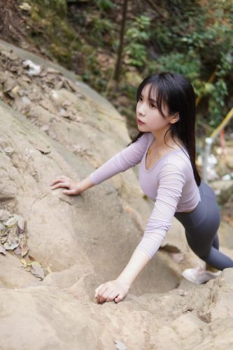 图片[8]-穿瑜伽裤爬山的长发少女-知图屋
