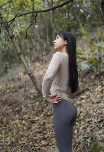 图片[5]-穿瑜伽裤爬山的长发少女-知图屋