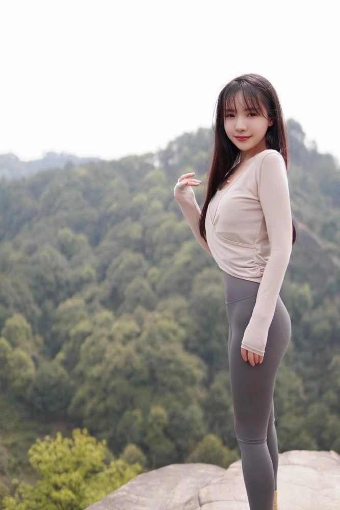 穿瑜伽裤爬山的长发少女-知图屋