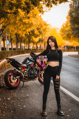 图片[1]-骑摩托车的瑜伽裤美女身材太好了！-知图屋